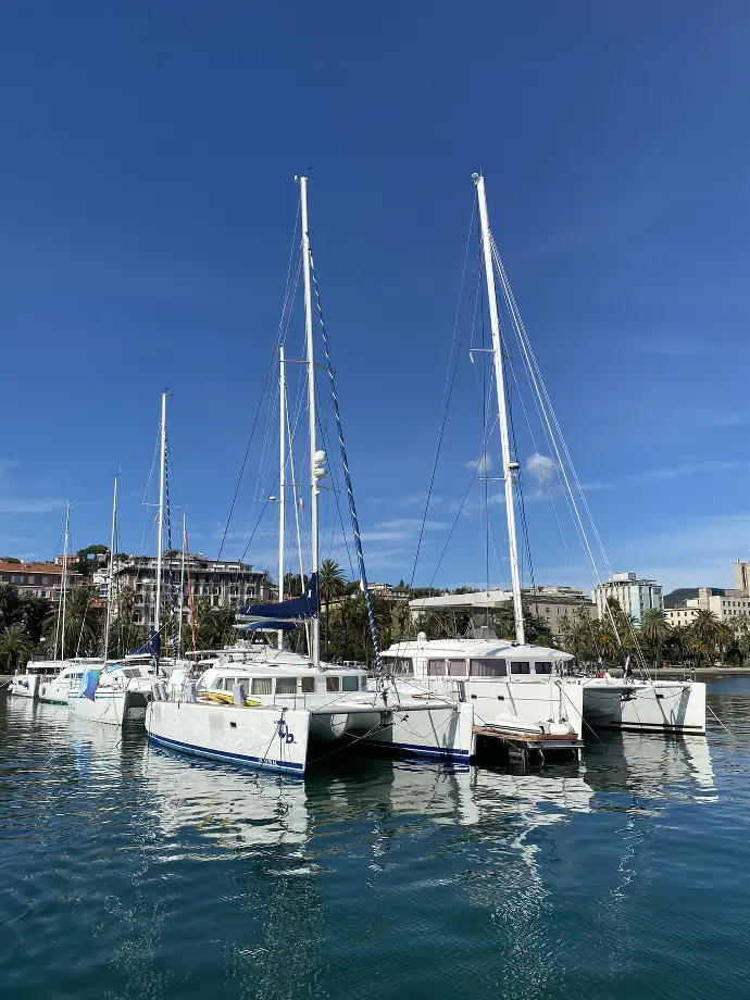 catamarani ormeggiati 